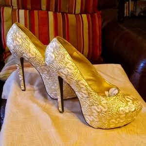 Gold, 5 inch heel, have box minor damage...